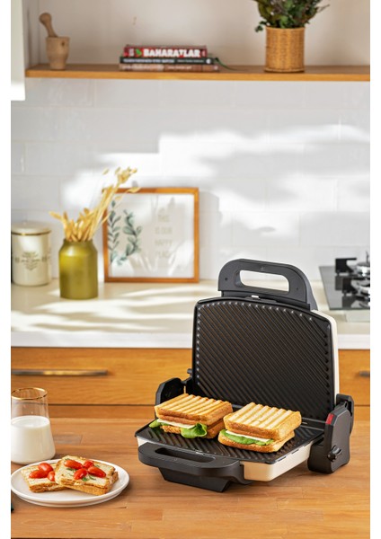 Krem Bej Tost Makinesi ile Lezzetli Tostlar Yapın, Pratik ve Şık Tasarım.