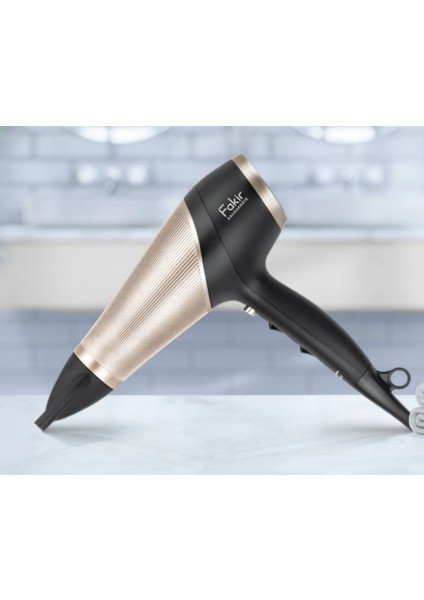 Hızlı ve Güçlü Saç Kurutma Makinesi, Şık Siyah Renk, Profesyonel Kullanım Için Ideal