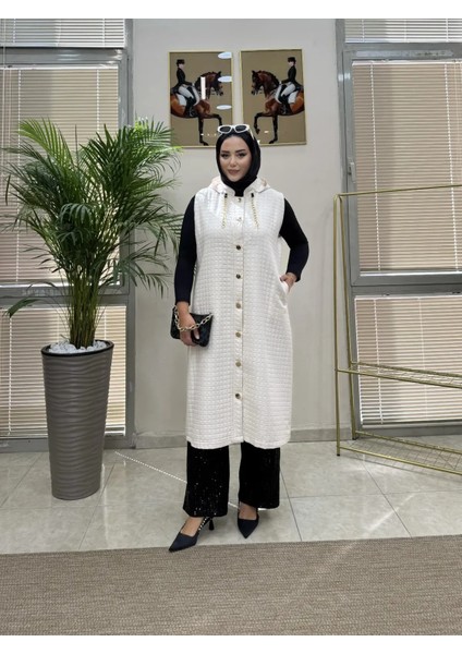 Zincir ve Düğmeli Kapitone Krem Yelek