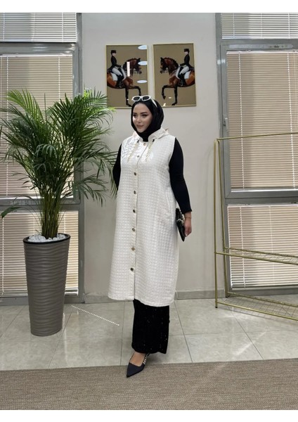 Zincir ve Düğmeli Kapitone Krem Yelek fırsatları