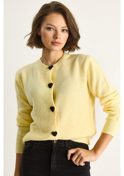 Kadın Kalp Düğmeli Triko Hırka