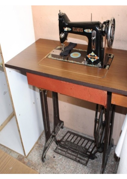 Siyah Dikiş Makinesi Ayaklı, Kaliteli ve Güçlü Dikiş Çözümünüz