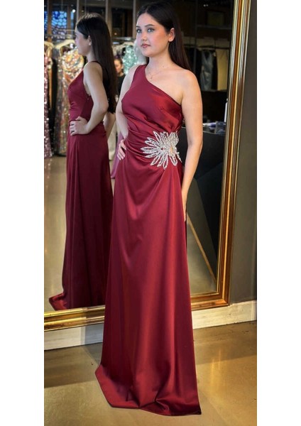 Bordo Tek Omuzlu Taş Detaylı Düz Kesim Saten Uzun Abiye Elbise 7684