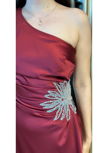 Bordo Tek Omuzlu Taş Detaylı Düz Kesim Saten Uzun Abiye Elbise 7684 modelleri