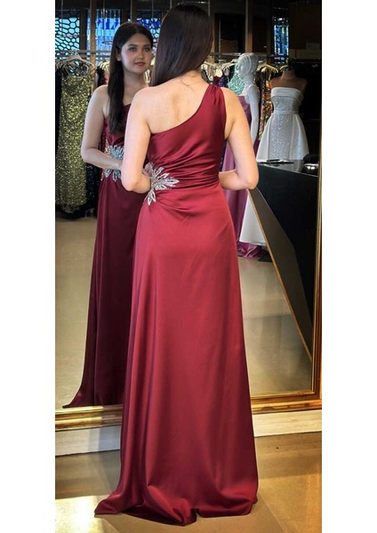 Bordo Tek Omuzlu Taş Detaylı Düz Kesim Saten Uzun Abiye Elbise 7684 fırsatları