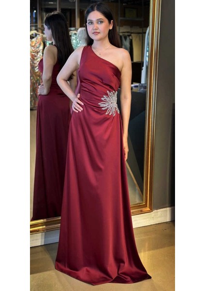 Bordo Tek Omuzlu Taş Detaylı Düz Kesim Saten Uzun Abiye Elbise 7684 indirimleri
