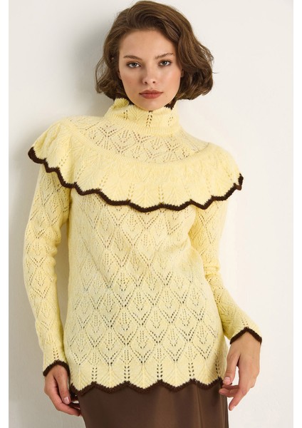 Kadın Ajurlu Fırfırlı Beyaz Şeritli Yarım Balıkçı Triko Kazak