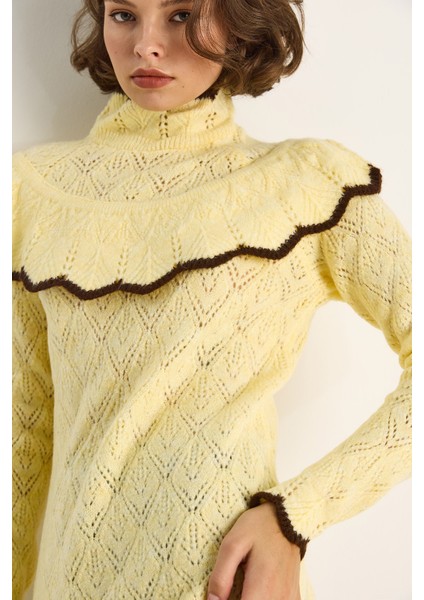 Kadın Ajurlu Fırfırlı Beyaz Şeritli Yarım Balıkçı Triko Kazak