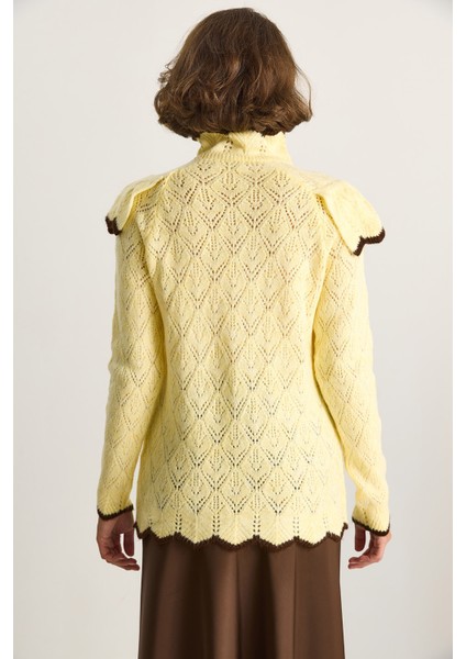 Kadın Ajurlu Fırfırlı Beyaz Şeritli Yarım Balıkçı Triko Kazak