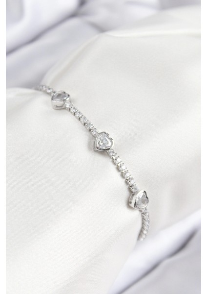 Pirinç Zirkon Taşlı Sıralı Kalp Model Gümüş Renk Asansörlü Kadın Bileklik - TJ-BB7728