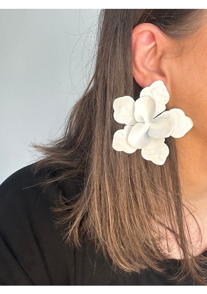 Kadın Zr Marka Model Beyaz Renk Çiçek Küpe En:7 Boy:7 cm Şık Küpe