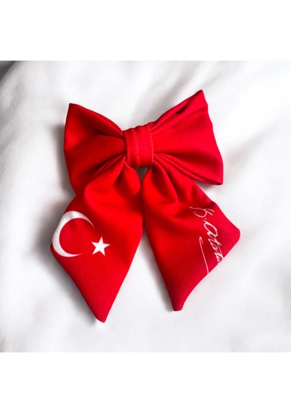 Kadın Kırmızı Renk Keten Kumaş Üzerine Kuyruklu Model Ay Yıldız ve Atatürk Imzalı Klipsli Saç Tokası