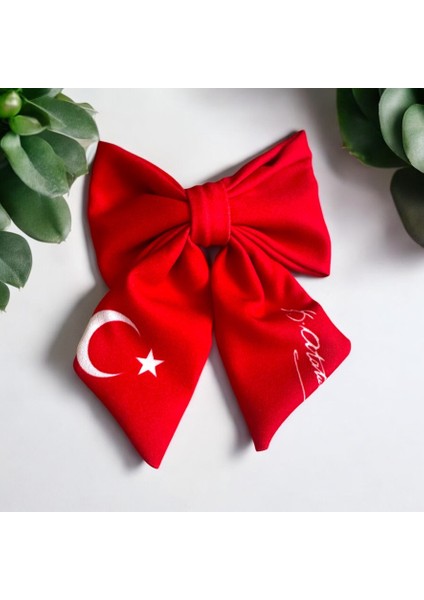 Kadın Kırmızı Renk Keten Kumaş Üzerine Kuyruklu Model Ay Yıldız ve Atatürk Imzalı Klipsli Saç Tokası modelleri