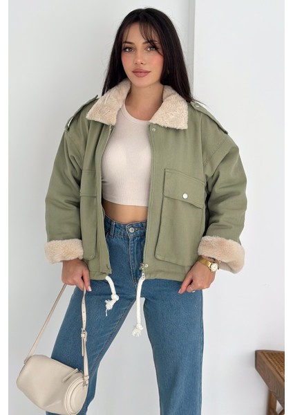 Kadın Peluş Detaylı Fermuarlı Mont – Sıcak & Şehirli Stil