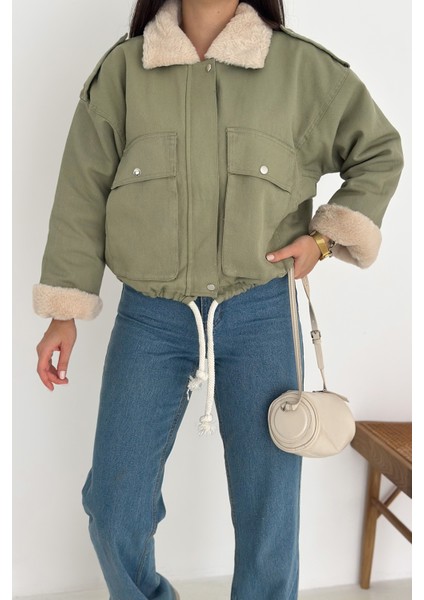 Kadın Peluş Detaylı Fermuarlı Mont – Sıcak & Şehirli Stil