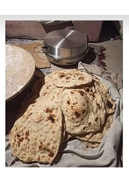 Lezzetli ve Ince Çıtır Yufka, Taptaze Ekmek ve Çeşitli Lezzetler Seti