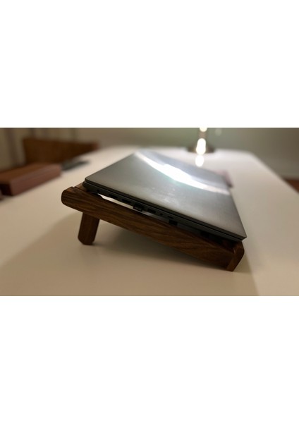Vıveca El Yapımı Masif Ahşap Ceviz Renkli Laptop Standı – Ergonomik, Taşınabilir, Katlanabilir