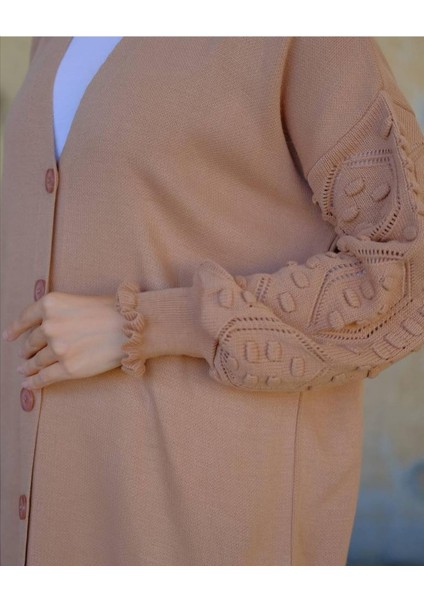 Kadın Kolları Pon Ponlu Uzun Düğmeli Hırka modelleri