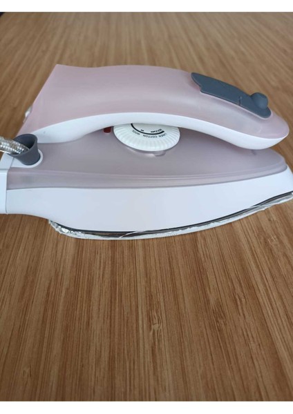 Pembe Seyahat Ütüsü, Taşınabilir ve Şık Tasarımıyla Kullanım Kolaylığı Sağlar.