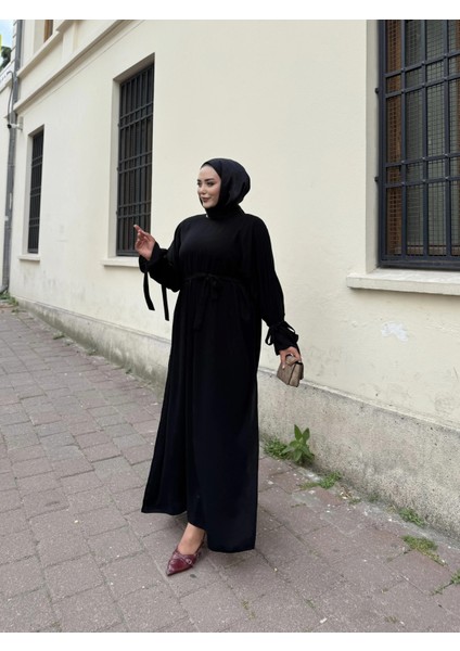 Siyah Renk Kol ve Yırtmaç Detaylı Abaya