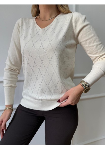 Ekru Baklava Desenli Taşlı Bluz