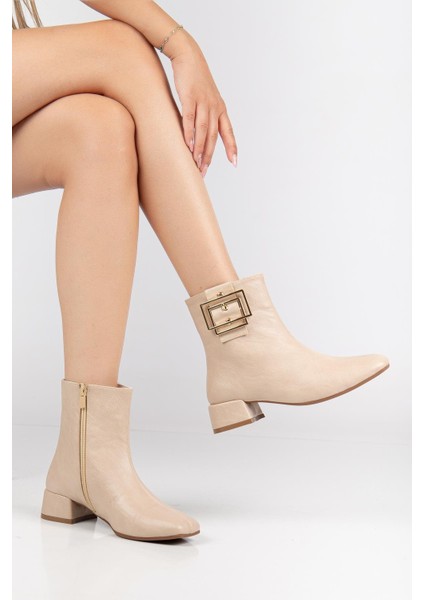 Bej Kadın Kısa Topuklu Bot Küt Burun Metal Aksesuarlı Suni Deri fiyatları