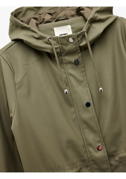 Cepli Beli Bağlamalı Uzun Kollu Fermuarlı Kapüşonlu Yağmurluk
