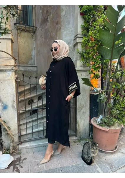 Kapşonlu ve Nakışlı Düğmeli Elbise