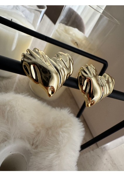 Kabartmalı Bombe Kalp Çivili Küpe fırsatları