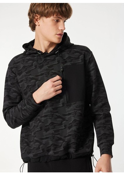 Kapişonlu Göğsü Fermuar ve Garni Detaylı Kamuflaj Sweatshirt