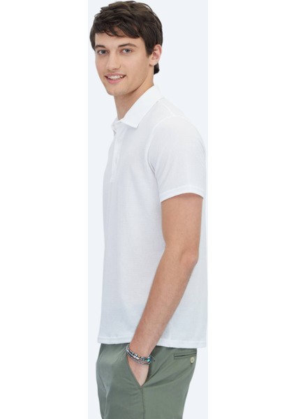 Beyaz Desenli Polo Yaka T-Shirt fırsatları