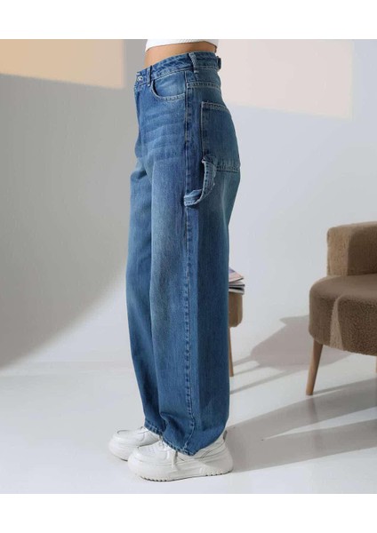 Arkası Kemer Detaylı Mavi Jeans