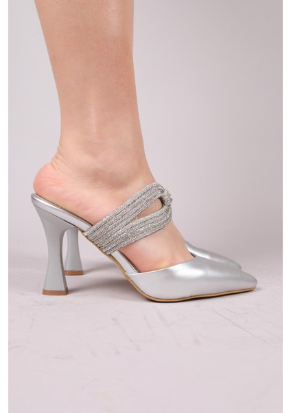Izard Taşlı Burnu Kapalı Topuklu Terlik Gümüş fırsatları