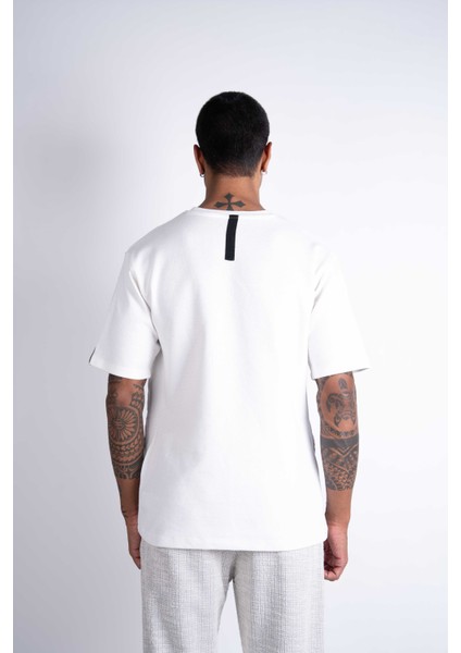 Erkek Kısa Kollu Baskılı ve Şeritli Beyaz T-Shirt indirimleri