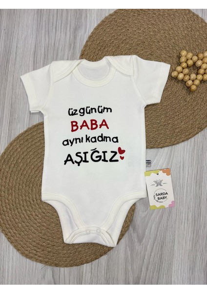 Badi % 100PAMUKLU Üzgünüm Baba Aynı Kadına Aşığız Baskılı Çıtçıtlı Body