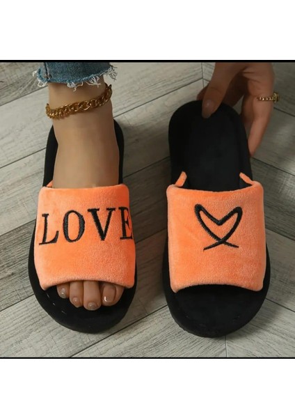Kadın Kalp Desenli Peluş Ev Terliği