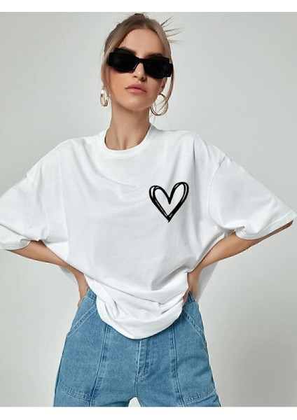 Minimal Kalp Baskılı Beyaz Oversize Tshirt fırsatları