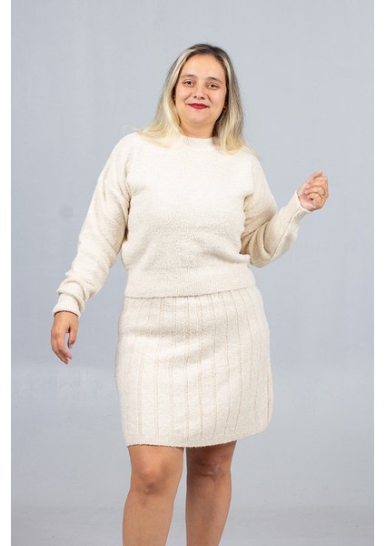 Büyük Beden Uyumlu Krem Triko Takım | Etek & Kazak Şıklığı