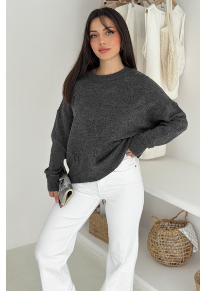 Kadın Kelebek Nakışlı Örgü Kazak – Naif & Dekoratif Stil