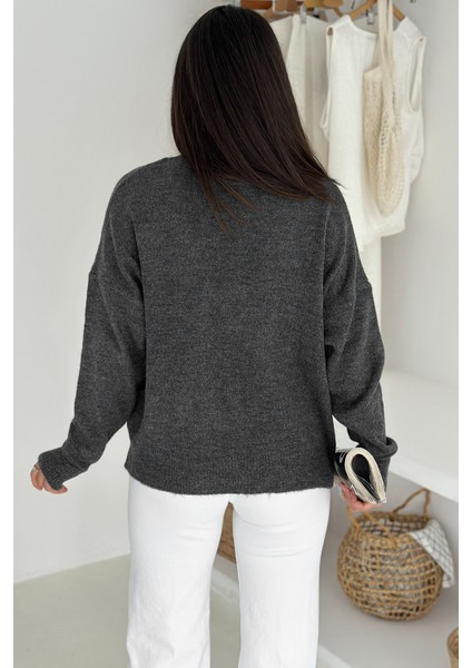 Kadın Kelebek Nakışlı Örgü Kazak – Naif & Dekoratif Stil