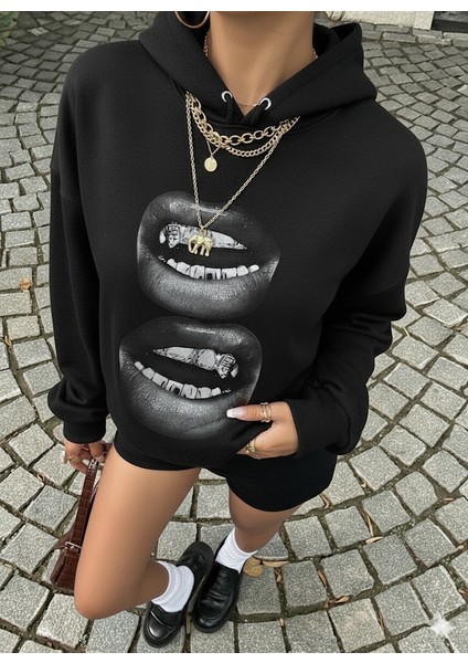 Kadın Siyah Oversize Kapüşonlu Sweatshirt – Baskılı Dudak Desenli, Sokak Stili, Rahat Kesim