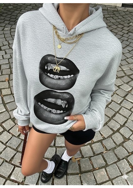 Kadın Gri Oversize Kapüşonlu Sweatshirt – Baskılı Dudak Desenli, Sokak Stili, Rahat Kesim fiyatları