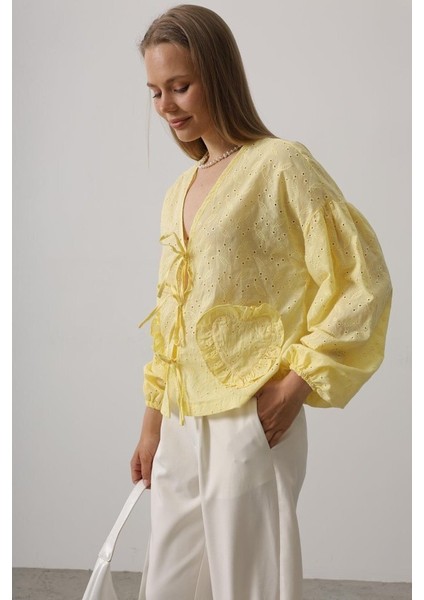 Kalp Detaylı Bağlamalı Brode Bluz - Sarı