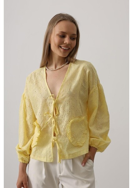 Kalp Detaylı Bağlamalı Brode Bluz - Sarı