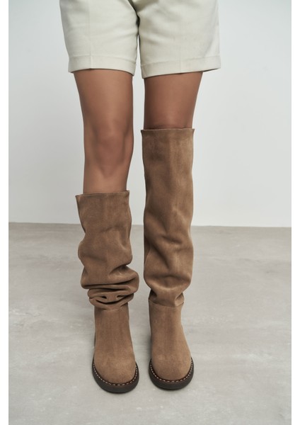 Yoko Desert Koyu Bej Hakiki Süet Düz Taban Kadın Çizme fiyatları