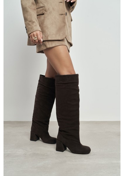 Briella Bitter Kahve Hakiki Süet Kalın Topuk Küt Burun Kadın Çizme fiyatları