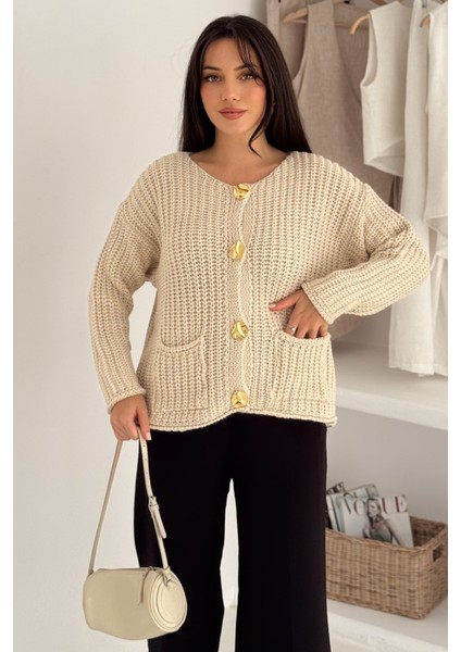 Kadın Altın Düğmeli Dokulu Örgü Hırka – Zarif & Vintage Dokunuş