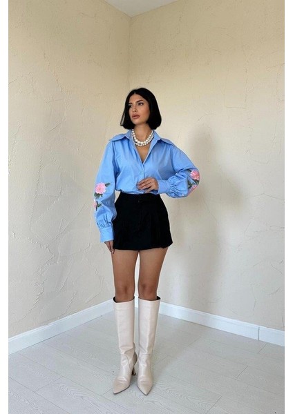 Mavi Kollarında Gül Nakışlı Gömlek