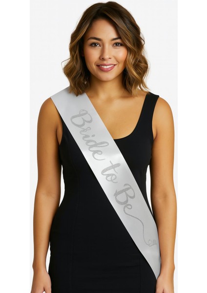 Beyaz Saten Üzerine El Yazısı Italik Gümüş Bride To Be Kuşağı 10 cm Genişlik (5313)