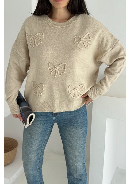 Kadın Kelebek Nakışlı Örgü Kazak – Naif & Dekoratif Stil